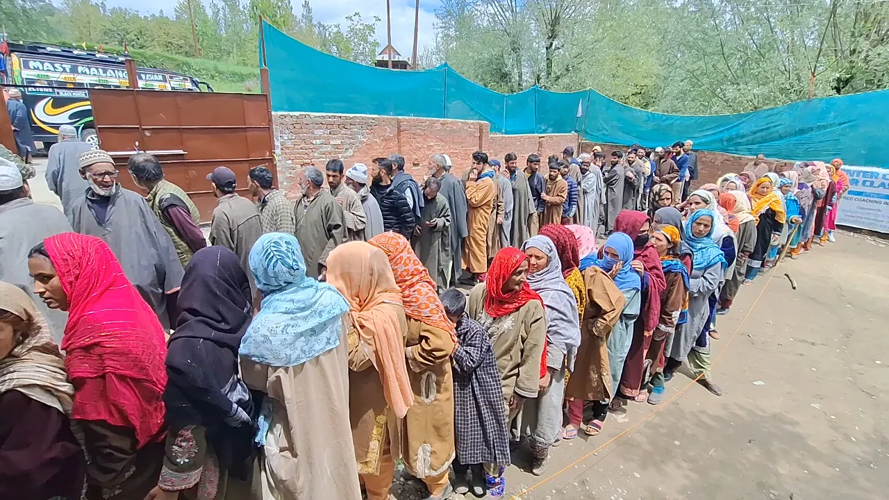 Lok Sabha polls: Nearly 30% voter turnout recorded till 3 pm in Srinagar - greaterkashmir - Greater Kashmir